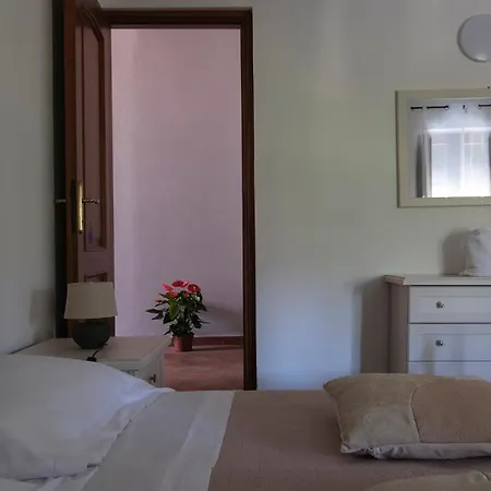 Pini Lägenhet Sarzana