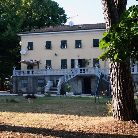 Pini Lägenhet Sarzana